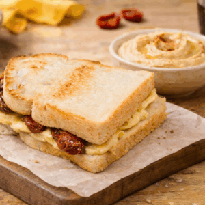 Tramezzino con hummus di ceci e pomodorini secchi